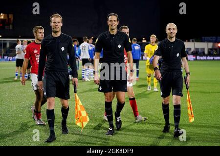 EINDHOVEN, PAESI BASSI - SETTEMBRE 13: assistente arbitro Sjoerd Nanninga arbitro Richard Martens assistente arbitro Niels van Kampen durante la partita di Keukenkampioen Divisie tra FC Eindhoven e Helmond Sport allo stadio Jan Louwers il 13 Settembre 2021 a Eindhoven, Paesi Bassi (Foto di Joris Verwijst/Orange Pictures) Foto Stock