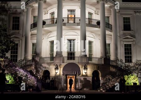 30 marzo 2012'eravamo appena arrivati a bordo dell'elicottero Marine One sul South Lawn e il presidente stava camminando nella Casa Bianca. Avevo visto questa scena diverse volte, ma non ero mai stato in grado di catturarla come volevo. Qui, infine, arrivando di notte, ho potuto inquadrarlo camminando alla luce della Sala Diplomatica di ricevimento, con l'aggiunta del bonus che la sua ombra è stata proiettata dalle luci della televisione a sinistra." (Foto ufficiale della Casa Bianca di Pete Souza) questa fotografia ufficiale della Casa Bianca è disponibile solo per la pubblicazione da parte di organizzazioni di notizie e/o per Foto Stock