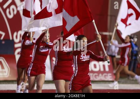 BLOOMINGTON, STATI UNITI - 2021/09/11: I cheerleaders dell'Indiana University portano bandiere dopo che IU segna contro Idaho durante una partita di calcio NCAA il 11 settembre 2021 al Memorial Stadium di Bloomington, Ind. Gli Hoosiers hanno battuto i Vandals 56-14. Foto Stock