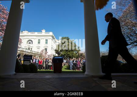 Il presidente Barack Obama cammina sul podio per rilasciare una dichiarazione che annuncia che 7.1 milioni di americani hanno firmato per i piani di assicurazione privata attraverso il Affordable Care Act, nel Giardino delle Rose della Casa Bianca, 1 aprile 2014. (Foto ufficiale della Casa Bianca di Chuck Kennedy) questa fotografia ufficiale della Casa Bianca è resa disponibile solo per la pubblicazione da parte delle organizzazioni di notizie e/o per uso personale la stampa dal soggetto(i) della fotografia. La fotografia non può essere manipolata in alcun modo e non può essere utilizzata in materiali commerciali o politici, pubblicità, e-mail, prodotti, promo Foto Stock