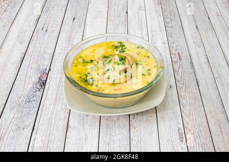 Ricetta di brodo di coscia latino-americana con un sacco di prezzemolo, grassa un recipiente di vetro su uno sfondo chiaro Foto Stock