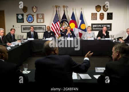 Il presidente Barack Obama partecipa a una tavola rotonda sulla violenza delle armi con i funzionari locali e i leader della comunità presso la Denver Police Academy di Denver, Colom., 3 aprile 2013. (Foto ufficiale della Casa Bianca di Pete Souza) questa fotografia ufficiale della Casa Bianca è resa disponibile solo per la pubblicazione da parte delle organizzazioni di notizie e/o per uso personale la stampa dal soggetto(i) della fotografia. La fotografia non può essere manipolata in alcun modo e non può essere utilizzata in materiali commerciali o politici, pubblicità, e-mail, prodotti, promozioni che in qualsiasi modo suggerisce appro Foto Stock