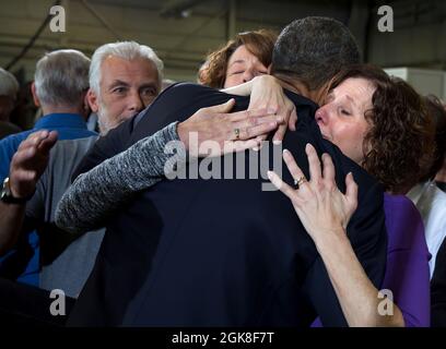 3 aprile 2013 'il presidente abbraccia sue Connors e Jane Dougherty, a destra, in seguito alle sue osservazioni all'Accademia di polizia di Denver, col. Le donne hanno perso la loro sorella, Mary Sherlach, nelle sparatorie della scuola elementare Sandy Hook a Newtown, Conn.' (Foto ufficiale della Casa Bianca di Pete Souza) questa fotografia ufficiale della Casa Bianca è resa disponibile solo per la pubblicazione da parte delle organizzazioni di notizie e/o per uso personale la stampa dal soggetto(i) della fotografia. La fotografia non può essere manipolata in alcun modo e non può essere utilizzata in materiali commerciali o politici, pubblicità, e-mail, p Foto Stock