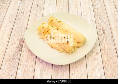 cannelloni di pasta ripieni di stufato di pollo coperto con gratin di bechamel al forno Foto Stock