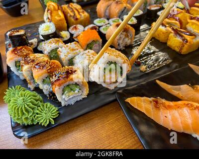 Sushi e bacchette. Sushi vari Foto Stock