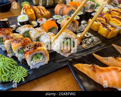 Sushi e bacchette. Sushi vari Foto Stock