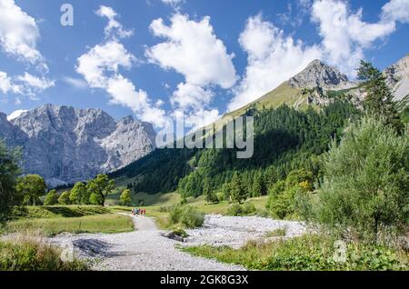 Dall'Eng potrete fare molte escursioni e gite in montagna. Il sentiero di 700 m da un ampio parcheggio all'Almdorf, circondato da una splendida natura. Foto Stock