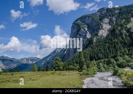 Dall'Eng potrete fare molte escursioni e gite in montagna. Il sentiero di 700 m da un ampio parcheggio all'Almdorf, circondato da una splendida natura. Foto Stock