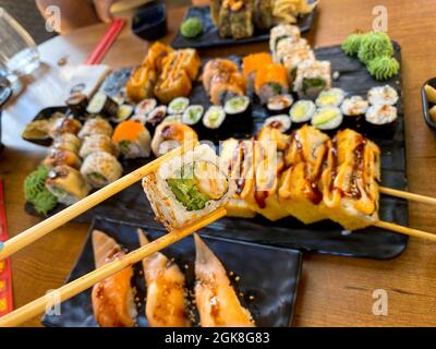 Sushi e bacchette. Sushi vari Foto Stock