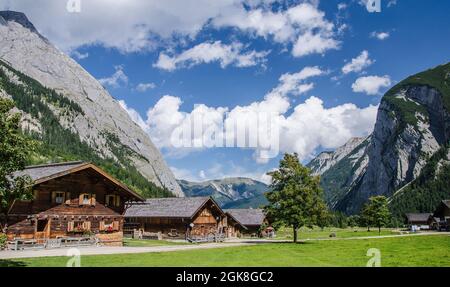 Dall'Eng potrete fare molte escursioni e gite in montagna. Il sentiero di 700 m da un ampio parcheggio all'Almdorf, circondato da una splendida natura. Foto Stock