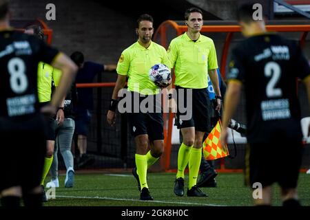 VOLENDAM, PAESI BASSI - SETTEMBRE 13: Arbitro Clay Ruperti durante la partita di Keukenkampioen Divisie tra FC Volendam e Roda JC allo stadio Kras il 13 Settembre 2021 a Volendam, Paesi Bassi (Foto di Rene Nijhuis/Orange Pictures) Foto Stock