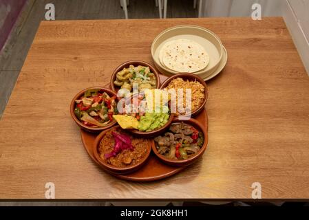 Casseruole taco assortite con tortillas di grano. tinga di pollo, pibil di coccinita, filo di pollo, guacamole con tortilla chips, filo di manzo, carnitina messicana Foto Stock