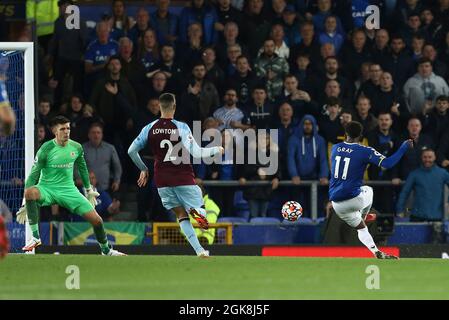 Everton, Regno Unito. 13 settembre 2021. Demarai Gray of Everton (11) spara e segna il suo terzo goal. Premier League Match, Everton contro Burnley al Goodison Park di Liverpool lunedì 13 settembre 2021. Questa immagine può essere utilizzata solo a scopo editoriale. Solo per uso editoriale, licenza richiesta per uso commerciale. Nessun uso in scommesse, giochi o un singolo club / campionato / giocatori pubblicazioni. pic di Chris Stading/Andrew Orchard sport fotografia/Alamy Live news credito: Andrew Orchard sport fotografia/Alamy Live News Foto Stock