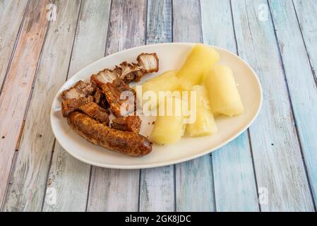 Pezzi di rinds fritti di maiale con chorizo fritto e yucca fritto serviti in un ristorante ecuadoriano Foto Stock