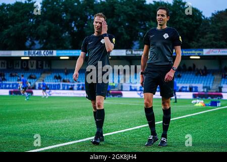 EINDHOVEN, PAESI BASSI - SETTEMBRE 13: Assistente arbitro Sjoerd Nanninga e arbitro Richard Martens durante la partita di Keukenkampioen Divisie tra FC Eindhoven e Helmond Sport allo stadio Jan Louwers il 13 Settembre 2021 a Eindhoven, Paesi Bassi (Foto di Joris Verwijst/Orange Pictures) Foto Stock