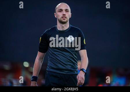 EINDHOVEN, PAESI BASSI - SETTEMBRE 13: Assistente arbitro Nils van Kampen durante la partita di Keukenkampioen Divisie tra FC Eindhoven e Helmond Sport allo stadio Jan Louwers il 13 Settembre 2021 a Eindhoven, Paesi Bassi (Foto di Joris Verwijst/Orange Pictures) Foto Stock