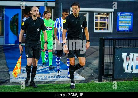 EINDHOVEN, PAESI BASSI - SETTEMBRE 13: Assistente arbitro Nils van Kampen e arbitro Richard Martens durante la partita di Keukenkampioen Divisie tra FC Eindhoven e Helmond Sport allo stadio Jan Louwers il 13 Settembre 2021 a Eindhoven, Paesi Bassi (Foto di Joris Verwijst/Orange Pictures) Foto Stock