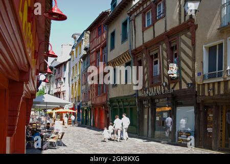 Rue St-Michel, Rennes, Bretagna, Francia: Conosciuta come "la rue de la soif", per il suo numero di bar. Foto Stock