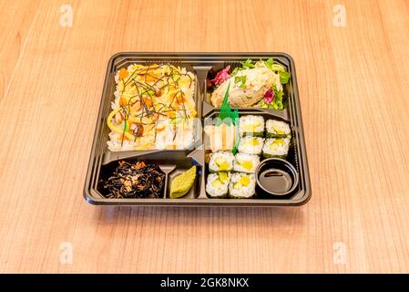 Sushi veggie cinese vassoio take away con alghe nori, salsa di soia, germogli, riso basmati nero selvatico, riso bianco, insalata, hummus e ginseng Foto Stock