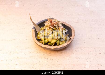 Ciotola di edamame in cialde con filamenti di zafferano, sale marino grosso e olio d'oliva spagnolo Foto Stock