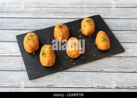 Ottima porzione di crocchette fritte in olio d'oliva da servire in un ristorante di tapas spagnole Foto Stock