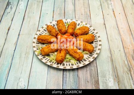 Ottima porzione di crocchette di prosciutto iberico servita in un ristorante di tapas spagnole Foto Stock