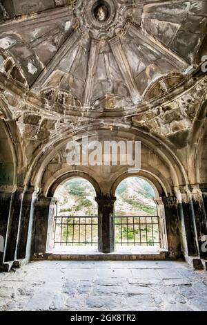 Vista della sala interna del complesso di grotte di Vardzia in Georgia patrimonio storico nessuno Foto Stock