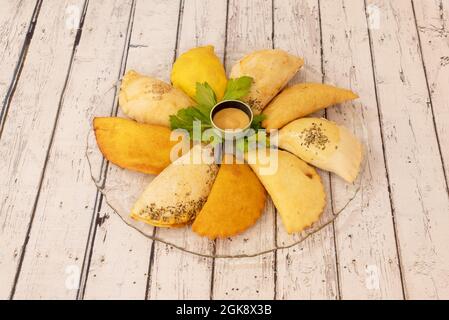 Tipiche empanadas colombiane fatte con farina di grano e farina di grano, farcite con carne Foto Stock