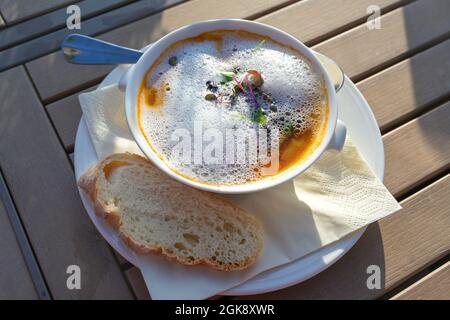 Cucina molecolare. Una deliziosa zuppa di moderna con la barbabietola  rossa. Isolato su bianco. Immagine di stock Foto stock - Alamy