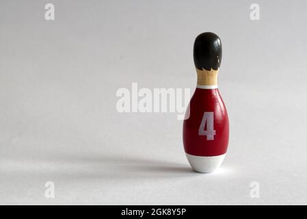 vista posteriore di un burattino di legno a forma di birilli con una camicia numero quattro Foto Stock