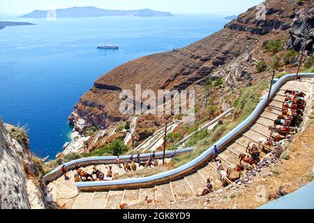 Le scale Karavolades a Fira, Santorini, Isole greche, Grecia. Foto Stock