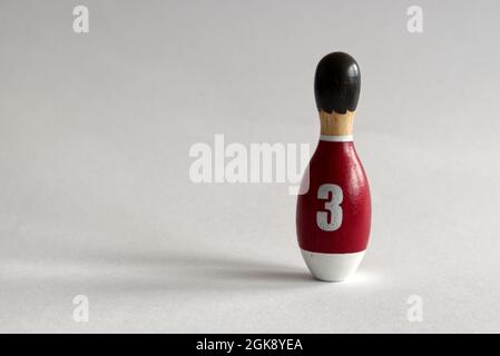 vista posteriore di un burattino in legno a forma di birilli con una maglietta numero tre Foto Stock