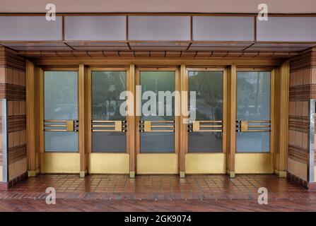 LOS ANGELES, CALIFORNIA - 18AUG 2021: Porte d'ingresso principali alla Union Station. Foto Stock