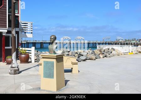 REDONDO BEACH, CALIFORNIA - 10 SET 2021: Monumento George Freeth sul molo di Redondo Beach, che ospita il primo Surfer. Foto Stock