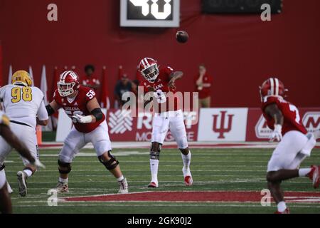 Michael Penix Jr dell'Indiana University (9) gioca contro l'Idaho durante la partita di football dell'NCAA al Memorial Stadium di Bloomington. Gli Hoosiers hanno battuto i Vandals 56-14. Foto Stock