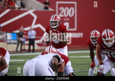 Michael Penix Jr dell'Indiana University (9) gioca contro l'Idaho durante la partita di football dell'NCAA al Memorial Stadium di Bloomington. Gli Hoosiers hanno battuto i Vandals 56-14. Foto Stock