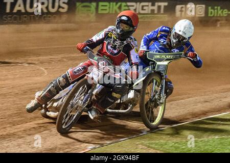 MANCHESTER, REGNO UNITO. IL 13 SETTEMBRE Brady Kurtz chiude Craig Cook (bianco) durante la partita della SGB Premiership tra Belle Vue Aces e King's Lynn Stars al National Speedway Stadium di Manchester lunedì 13 settembre 2021. (Credit: Ian Charles | MI News) Credit: MI News & Sport /Alamy Live News Foto Stock