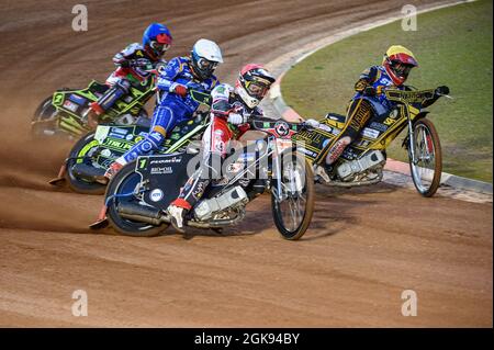 MANCHESTER, REGNO UNITO. 13 SETTEMBRE Dan Bewley (rosso) fuori ben Barker (giallo) con Craig Cook (bianco) e Jye Etheridge (blu) dietro durante la partita della SGB Premiership tra Belle Vue Aces e King's Lynn Stars al National Speedway Stadium di Manchester lunedì 13 settembre 2021. (Credit: Ian Charles | MI News) Credit: MI News & Sport /Alamy Live News Foto Stock