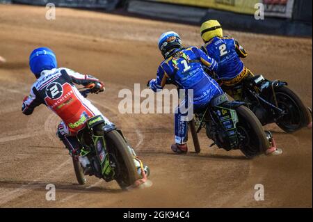 MANCHESTER, REGNO UNITO. 13 SETTEMBRE Jye Etheridge (blu) insegue Craig Cook (bianco) e ben Barker (giallo) durante la partita della SGB Premiership tra Belle Vue Aces e King's Lynn Stars al National Speedway Stadium di Manchester lunedì 13 settembre 2021. (Credit: Ian Charles | MI News) Credit: MI News & Sport /Alamy Live News Foto Stock