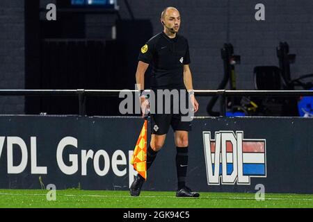 EINDHOVEN, PAESI BASSI - SETTEMBRE 13: Assistente arbitro Nils van Kampen durante la partita di Keukenkampioen Divisie tra FC Eindhoven e Helmond Sport allo stadio Jan Louwers il 13 Settembre 2021 a Eindhoven, Paesi Bassi (Foto di Joris Verwijst/Orange Pictures) Foto Stock