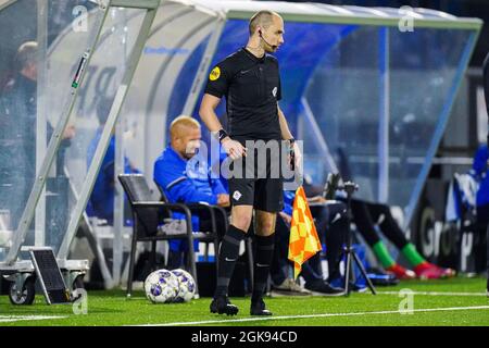 EINDHOVEN, PAESI BASSI - SETTEMBRE 13: Assistente arbitro Nils van Kampen durante la partita di Keukenkampioen Divisie tra FC Eindhoven e Helmond Sport allo stadio Jan Louwers il 13 Settembre 2021 a Eindhoven, Paesi Bassi (Foto di Joris Verwijst/Orange Pictures) Foto Stock