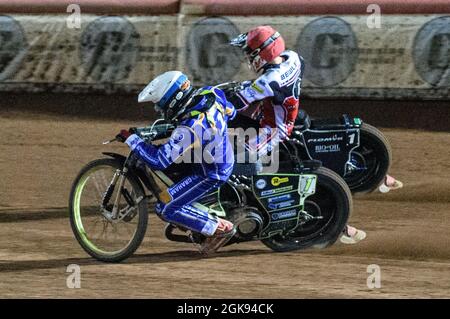 MANCHESTER, REGNO UNITO. 13 SETTEMBRE Craig Cook (bianco) batte con Dan Bewley (rosso) durante la partita della SGB Premiership tra Belle Vue Aces e King's Lynn Stars al National Speedway Stadium di Manchester lunedì 13 settembre 2021. (Credit: Ian Charles | MI News) Credit: MI News & Sport /Alamy Live News Foto Stock