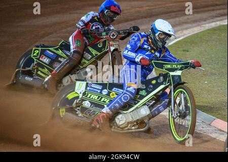 MANCHESTER, REGNO UNITO. 13 SETTEMBRE Craig Cook (bianco) guida Jye Etheridge (blu) durante la partita della SGB Premiership tra Belle Vue Aces e King's Lynn Stars al National Speedway Stadium di Manchester lunedì 13 settembre 2021. (Credit: Ian Charles | MI News) Credit: MI News & Sport /Alamy Live News Foto Stock