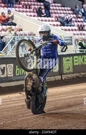 MANCHESTER, REGNO UNITO. 13 SETTEMBRE Craig Cook Wheeles durante la partita della SGB Premiership tra Belle Vue Aces e King's Lynn Stars al National Speedway Stadium di Manchester, lunedì 13 settembre 2021. (Credit: Ian Charles | MI News) Credit: MI News & Sport /Alamy Live News Foto Stock