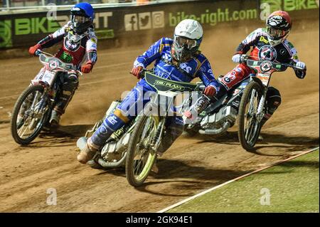 MANCHESTER, REGNO UNITO. 13 SETTEMBRE Craig Cook (bianco) guida Dan Bewley (rosso) e Brady Kurtz (blu) durante la partita della SGB Premiership tra Belle Vue Aces e King's Lynn Stars al National Speedway Stadium di Manchester lunedì 13 settembre 2021. (Credit: Ian Charles | MI News) Credit: MI News & Sport /Alamy Live News Foto Stock