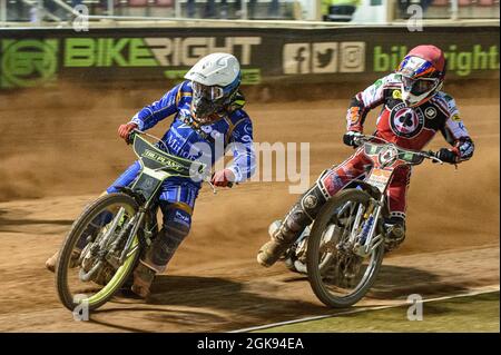 MANCHESTER, REGNO UNITO. 13 SETTEMBRE Craig Cook (bianco) guida Steve Worrall (rosso) durante la partita della SGB Premiership tra Belle Vue Aces e King's Lynn Stars al National Speedway Stadium di Manchester lunedì 13 settembre 2021. (Credit: Ian Charles | MI News) Credit: MI News & Sport /Alamy Live News Foto Stock