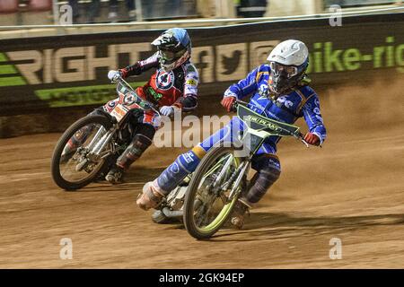 MANCHESTER, REGNO UNITO. 13 SETTEMBRE Craig Cook (bianco) all'interno di Dan Bewley (blu) durante la partita della SGB Premiership tra Belle Vue Aces e King's Lynn Stars al National Speedway Stadium di Manchester, lunedì 13 settembre 2021. (Credit: Ian Charles | MI News) Credit: MI News & Sport /Alamy Live News Foto Stock