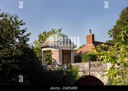 Pergola in Hill Gardens, Hampstead Heath, nel pomeriggio estivo, Londra, Inghilterra Foto Stock