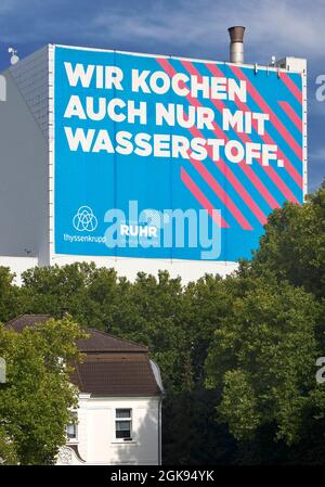 Grande poster presso l'autostrada A 40, presso la fabbrica di ThyssenKrupp Steel Europe, Germania, Renania settentrionale-Vestfalia, Ruhr Area, Bochum Foto Stock