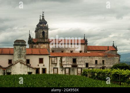 Vista laterale del Monastero di Tibaes in una giornata nuvolosa, famoso luogo religioso della regione di Minho - Braga, Portogallo Foto Stock